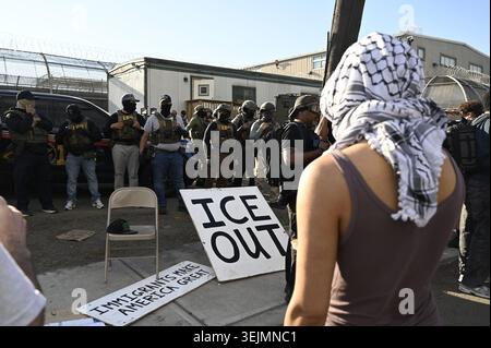 Newark, USA. Mai 2026. Menschen protestieren vor dem Abschiebezentrum in Newark im US-Bundesstaat New Jersey. Quelle: Anne Pollmann/dpa/Alamy Live News Stockfoto