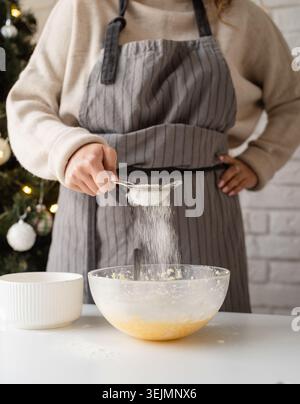 Lächelnde Frau in der Küche, die weihnachtskekse backt Stockfoto