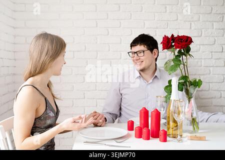 Romantisches Date. Verliebtes Paar hat ein romantisches Date zu Hause und verbringt Zeit miteinander Stockfoto
