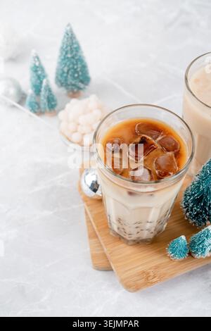 Milchtee mit Eis und köstlichem Tapioka Stockfoto