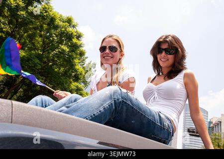 Mexiko-Stadt, Mexiko – 28. Juni 2008: Frauen, die an der LGBT Pride Parade Ride auf einem Paradewagen in Mexiko-Stadt teilnehmen. Stockfoto