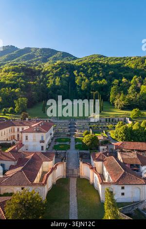 Blick aus der Vogelperspektive auf die Gärten der Villa Della Porta Bozzolo im Frühling. Casalzuigno, Valcuvia, Lombardei, Italien. Stockfoto