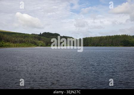 Ein breiter Panoramablick über das offene, plätschernde Wasser des Entwistle Reservoir mit Blick auf den Damm der Erde in Lancashire, Großbritannien. Stockfoto