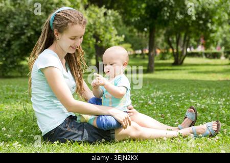 Porträt einer glücklichen, liebevollen Mutter und ihres kleinen Jungen, die im Park spielen. Glückliche Familie im Freien. Stockfoto