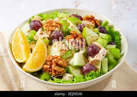 Frischer Waldorfsalat, Selleriehalm mit Huhn, Apfel und Walnüssen, Trauben, Kräuter, hausgemacht, ohne Menschen, Stockfoto