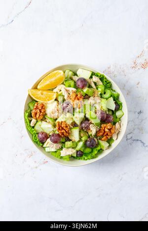 Frischer Waldorfsalat, Selleriehalm mit Huhn, Apfel und Walnüssen, Trauben, Kräuter, hausgemacht, ohne Menschen, Stockfoto