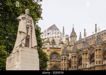 Vereinigtes Königreich - London, Statue von König Georg V. in London im Old Palace Yard Stockfoto