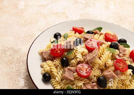 Thunfischsalat, Fusilli-Nudeln, Oliven und Kirsche, Olivenöl, hausgemacht, Stockfoto