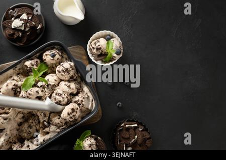 Hausgemachtes zuckerfreies cremiges Eis mit Keksen im Behälter. Stockfoto