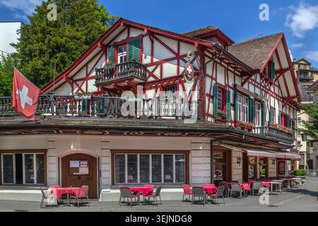 Historisches Old Swiss House Restaurant mit traditioneller Architektur in Luzern, Schweiz. Bewölkter Juni-Himmel am Sommertag Stockfoto