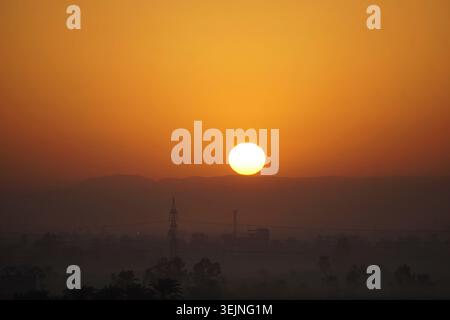 Malerischer Sonnenuntergang in Luxor, Ägypten, mit dramatischen Himmelsfarben, einer alten Wüstenlandschaft und einer ruhigen natürlichen Schönheit Stockfoto