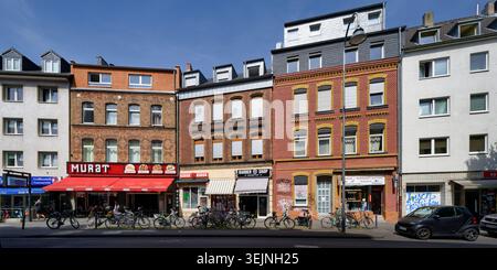 Köln, Deutschland 29. Mai 2026: Vorderansicht historischer Wohn- und Geschäftshäuser in Köln-Ehrenfeld. Mit verschiedenen lokalen Unternehmen, bic Stockfoto