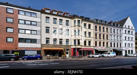 Köln, Deutschland 29. Mai 2026: Panoramablick auf einen Straßenblock in Köln-Ehrenfeld mit verschiedenen Architekturstilen, lokalen Restaurants und Parkplätzen Stockfoto