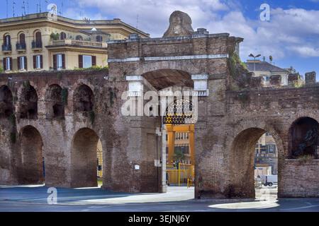 Außenansicht der Porta San Giovanni in den Aurelianischen Mauern, Rom, Italien. Renaissance-Architektur und sonniger Tag Stockfoto