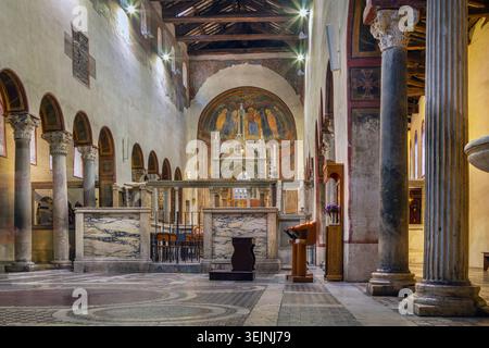 Inneres der Basilika Santa Maria in Cosmedin, Rom, Italien. Kosmatesken Mosaikboden und mittelalterliche Kirchenarchitektur Stockfoto
