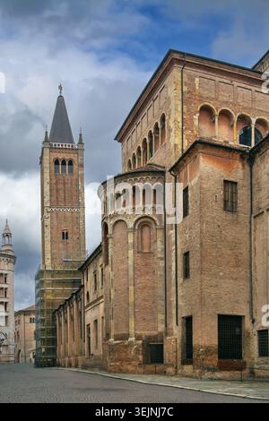 Seitenansicht der Kathedrale von Parma mit Apsis und Glockenturm in Parma, Italien. Romanische und gotische Architektur Stockfoto