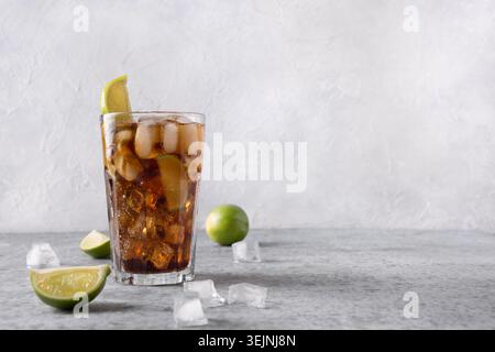 Cocktail Cuba Libre oder Long Island Eistee mit rom, Cola, Limette und Eis im Glas. Stockfoto