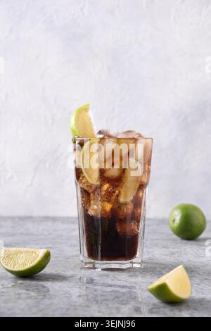 Cocktail Cuba Libre oder Long Island Eistee mit rom, Cola, Limette und Eis im Glas. Stockfoto