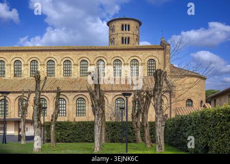 Seitenansicht der Basilika Saint Apollinaris in Classe bei Ravenna, Italien. Byzantinische Architektur und bewölkter Himmel Stockfoto