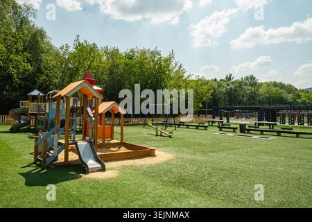 Moderner Kinderspielplatz im Stadtpark Stockfoto