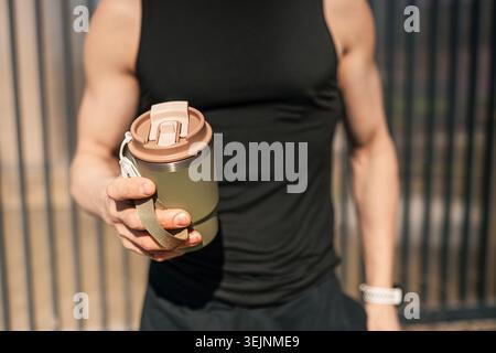 Athletischer Mann mit Kaffeetasse nach dem Workout gesunder Lebensstil Stockfoto