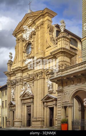 Kirche Santi Michele e Gaetano in Florenz Italien Blick auf die Fassade. Barocke Architektur unter bewölktem Himmel Stockfoto