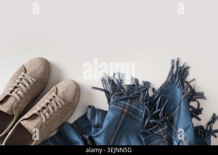 Graue Lederschuhe für Herren. Freizeitkleidung für Herren. Modische Gummischuhe. Stockfoto
