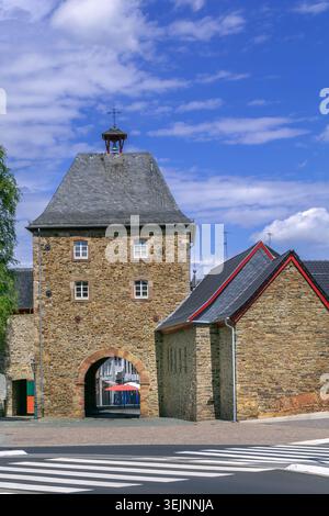 Historischer Haupttorturm in Bad Münstereifel Eifel Deutschland. Vorderansicht der mittelalterlichen Stadtmauern und Eingangsarchitektur Stockfoto