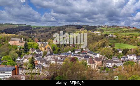 Panoramablick auf Schleiden von einem Hügel in der Eifel. Hochwinkel-Stadtbild mit historischer Architektur Stockfoto