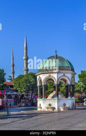 Blick auf den deutschen Brunnen am Sultanahmet-Platz in Istanbul, Türkei. Neobyzantinische Architektur mit goldenen Mosaiken unter blauem Himmel Stockfoto