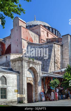 Hagia Sophia aus nächster Nähe der Kuppeln und des Seiteneingangs in Istanbul, Türkei. Byzantinische Architektur mit Steinmauern unter dem Himmel Stockfoto