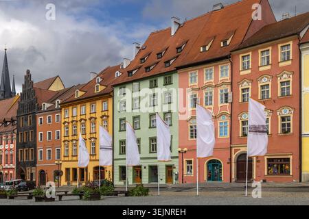 Historische Häuser auf dem Hauptmarktplatz von Cheb, Tschechische Republik. Altstadtarchitektur mit farbenfrohen Fassaden unter bewölktem Himmel Stockfoto
