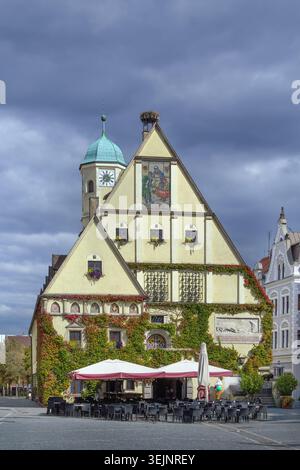 Altes Rathaus auf dem Hauptplatz von Weiden in der Oberpfalz. Historische Architektur unter bewölktem grauem Himmel Stockfoto