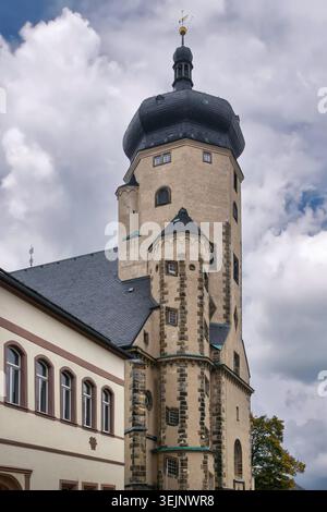 Marienkirche, Marienberg, Deutschland. Blick auf die spätgotische Fassade unter bewölktem Himmel mit Steinturm bei weichem Tageslicht Stockfoto