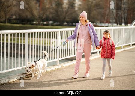 Mutter-Tochter-Hund, der auf der Brücke läuft Stockfoto