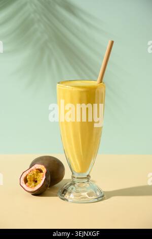 Indische Mango- oder Kurkuma-Lassi auf blauem Hintergrund Stockfoto