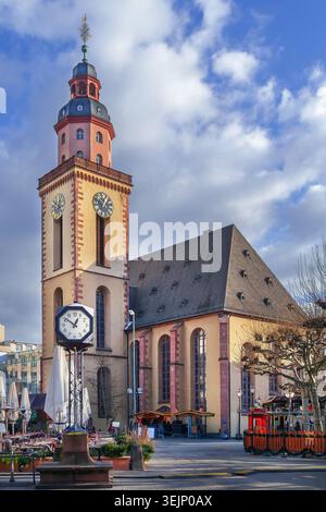 Katharinenkirchfassade in Frankfurt am Main. Barocke Architektur unter blauem Himmel mit Wolken Stockfoto