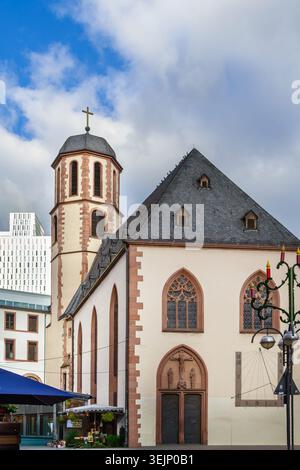 Liebfrauenkirchfassade in Frankfurt am Main. Gotische Architektur unter blauem Himmel mit Wolken Stockfoto