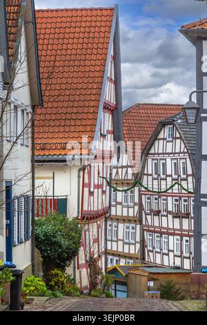 Schmale Straße mit Fachwerkhäusern in Schlitz Deutschland. Traditionelle Architektur unter bewölktem Himmel bei Tageslicht Stockfoto