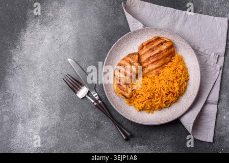 Dajaj Mashwi, ein arabisches Gericht mit Reis und Huhn, Salz und Gewürzen. Dajaj Maschwi als Hintergrund Stockfoto