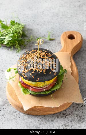 Veganer Schwarzburger aus Gemüse, Kohl und Karotten Fleischbällchen als pflanzliches Fleisch. Stockfoto