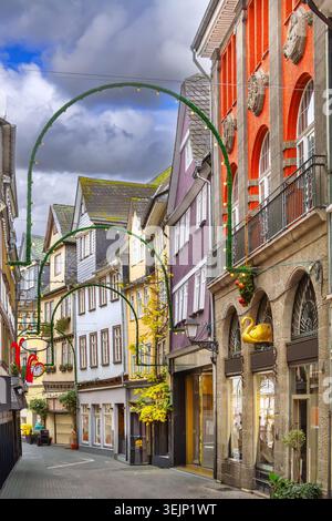 Kopfsteinpflasterstraße im historischen Zentrum von Wetzlar, Deutschland. Keine Menschen auf leeren Straßen unter bewölktem Himmel und bedecktem Licht Stockfoto
