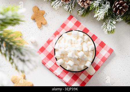 Weihnachtskaffee mit Marshmallow und Lebkuchenmann-Keksen. Stockfoto