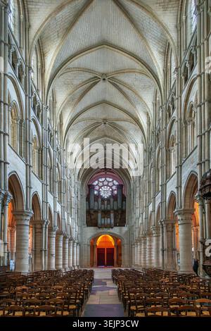 Kathedrale von Laon, Frankreich, Blick auf das Hauptschiff zur Orgel. Frühgotische Steinbögen und gewölbte Decke im Kircheninneren Stockfoto