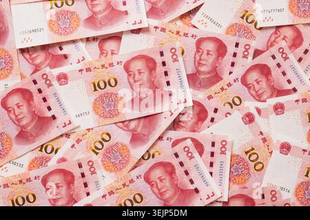 Viele verschiedene chinesische Yuan-Banknoten. Chinesische Papierwährung Yuan-Renminbi-Banknoten Hintergrund. Stockfoto
