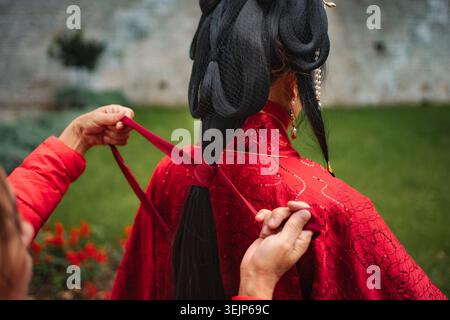 Braut bereitet sich auf traditionelle chinesische Hochzeitszeremonie vor Stockfoto