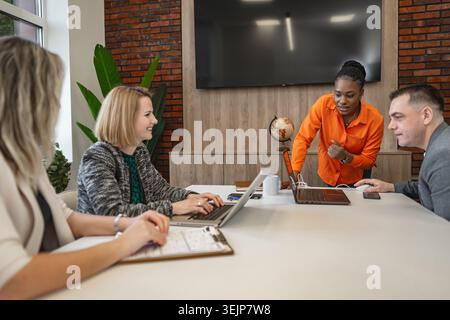 Gruppe von Personen, die um einen Tisch sitzen Stockfoto