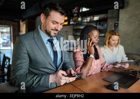 Geschäftsleute, die im Café arbeiten Stockfoto