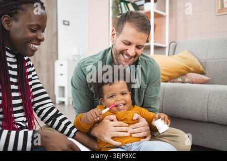 Eine Familie mit mehreren Rassen, die am Nachmittag einen verspielten Moment zu Hause genießt Stockfoto