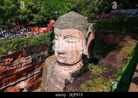 Nahaufnahme des monumentalen Steinkopfes und des Gesichts des Leshan Riesenbuddhas in Sichuan, China Stockfoto